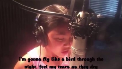 Anak ini suara keren banget. Dia menyanyikan lagu Sia berjudul Chandelier