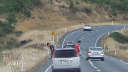 Des français en Nouvelle-Zélande pissent par la fenêtre de leur voiture