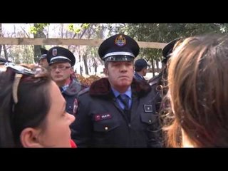 Protesta te liqeni, polici godet një grua ne shuplakë, Drejtori i policisë e pezullon