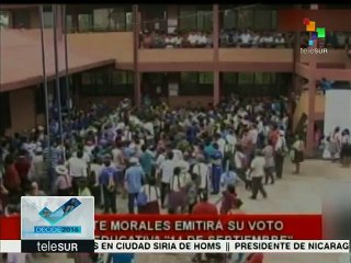 Evo Morales acude a votar en el referendo constitucional