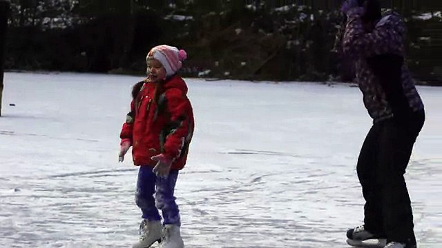 катание с дочкой на коньках на прудике