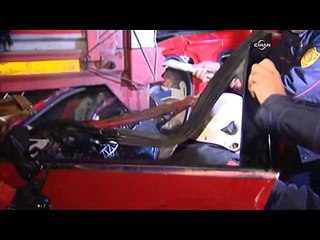 TIR'ın altına giren araçtan sağ çıktılar