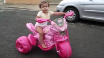 Девочка в ПАМПЕРСЕ СМЕЛО РАССЕКАЕТ на мотоцикле Барби. Girl in DIAPER CUTS on motorcycle Barbie.