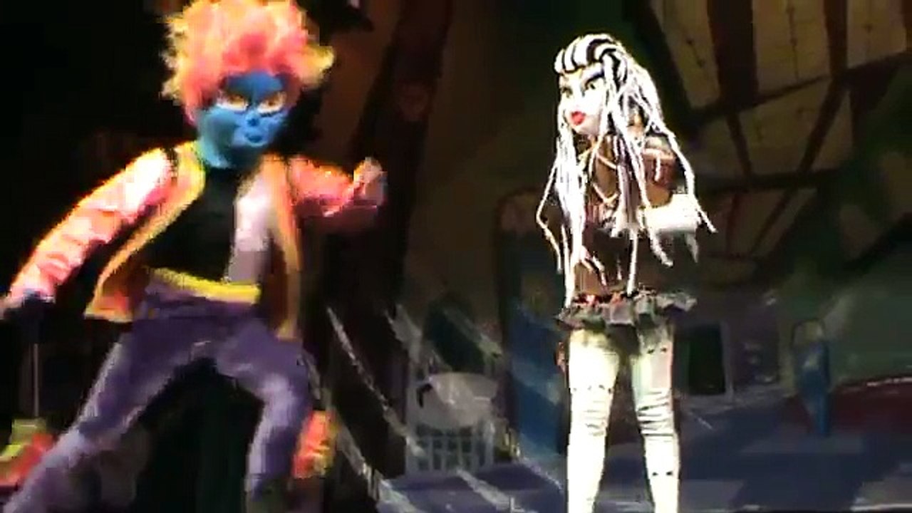 Театр РОСТОВЫХ КУКОЛ Монстер Хай. The theatre DOLLS monster high. 剧院的娃娃的怪物很高。