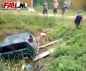 как не нужно вытаскивать автомобиль с озера