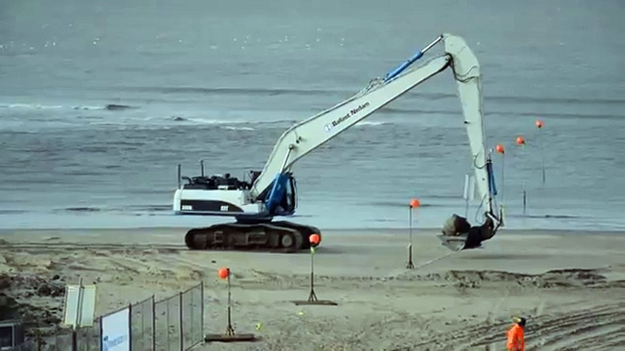 Подрыв старой морской мины времен Второй Мировой Войны
