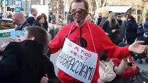 Milano Abbracci ad occhi chiusi ai passanti  Io mi fido di te, e tu  Il flash mob in centro (720p Full HD)