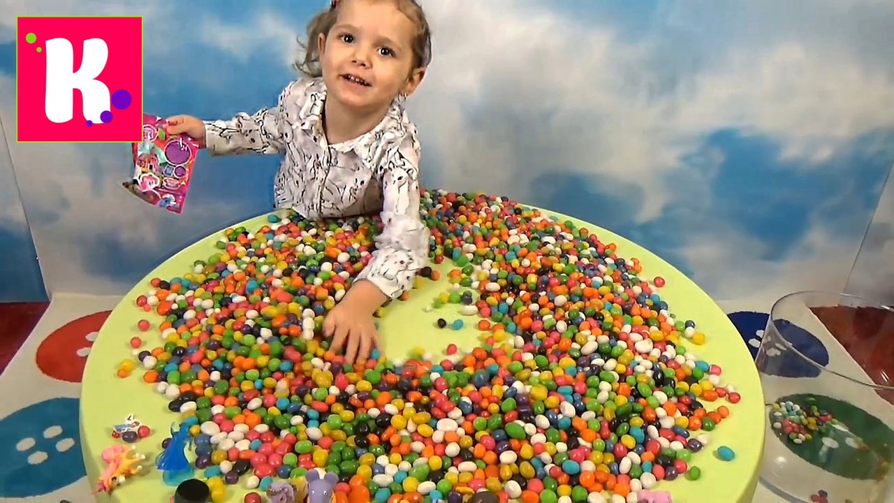 Игрушки сюрпризы в разноцветных конфетках шарик...