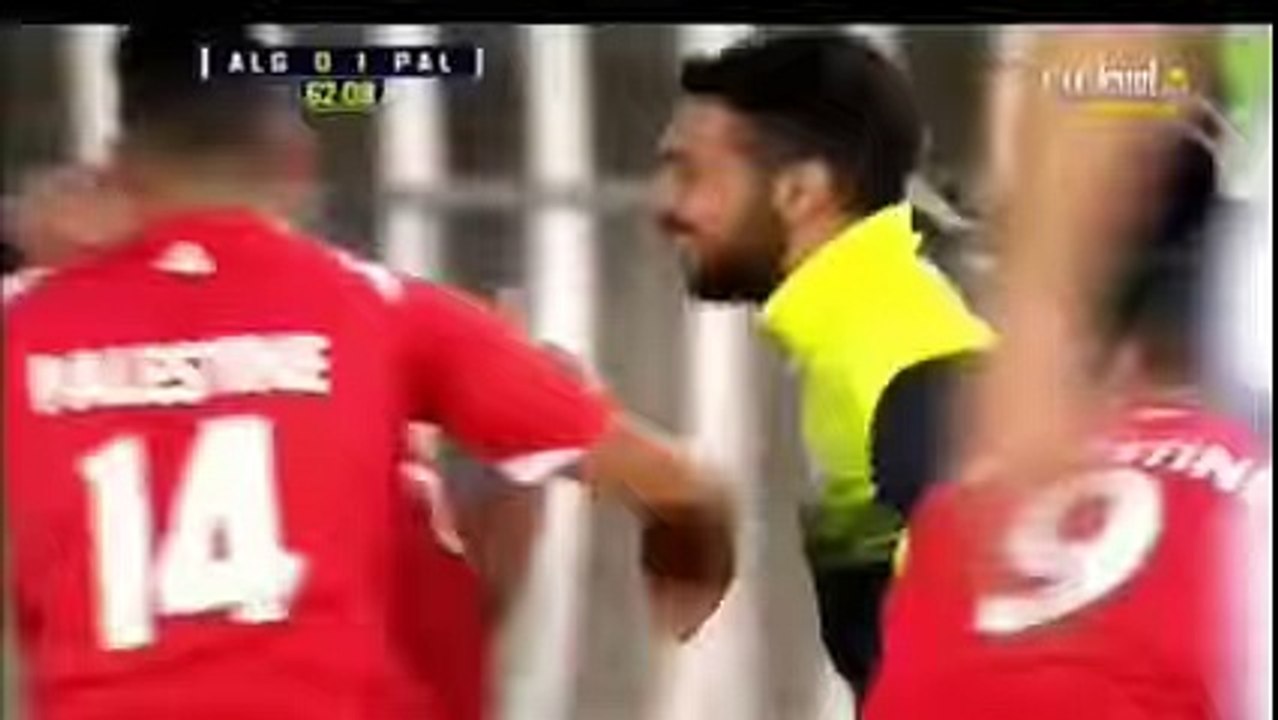 هدف فلسطين ضد الجزائر وفرحة الجمهور الجزائري واشعال الشماريخ