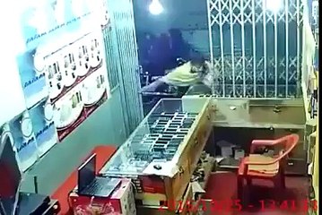 Extreme Earthquake video of Pakistan in a Peshawar local shop