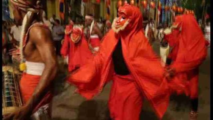 Viveza y fervor religioso en la procesión budista Navam Perahera de Sri Lanka