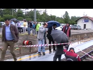 Annesini yolcu ettiği trenin altında kalarak öldü