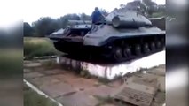 Ukrayna'daki milisler 2. Dünya Savaşı'ndan kalma tankı çalıştırdı
