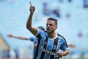 Grêmio sofre, mas com gol de Bobô, vence o Novo Hamburgo na Arena