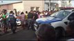 Moradores revoltados atacam viatura com suspeitos em São Mateus