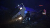 Bolu Dağı'nda Kamyon Şarampole Devrildi: 2 Yaralı