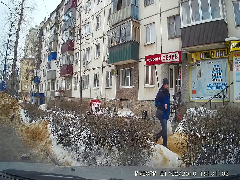 Une femme presque tuée par la chute d’un bloc de glace