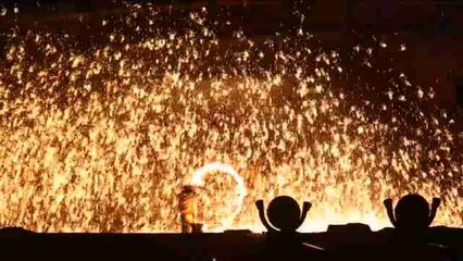 Lluvia de hierro fundido durante el Festival de las Linternas chino