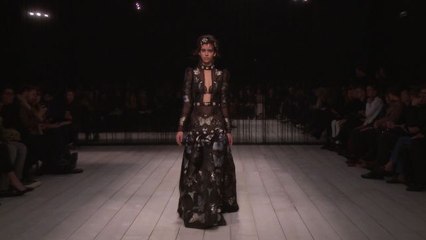 Alexander McQueen Fall 2016 Ready-to-Wear