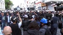 Göstericiler ile polis arasında gerginlik