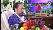 Münafık yüzünü çok iyi kullanılır, duygusuz olduğu için ahlaksızlığını belli etmez.