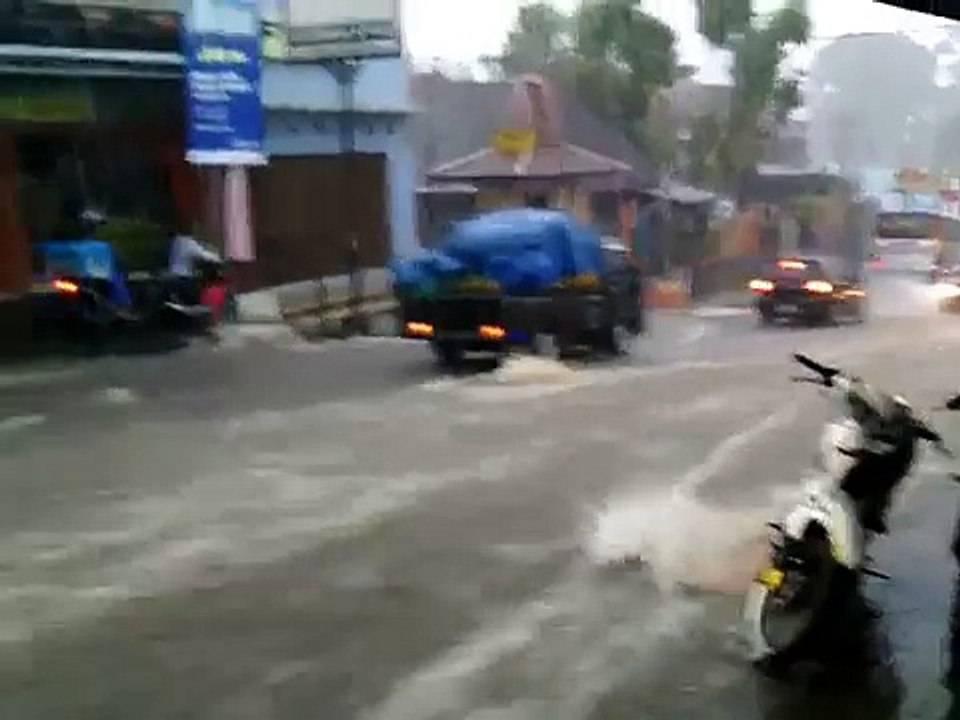 Banjir ini Menghanyutkan Motor