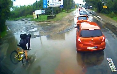 Bisikletin Tekeri Çukura Girince Yüz Üstü Su Birikintisine Düştü