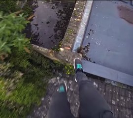 James Kingston se pasea por los tejados de Cambridge