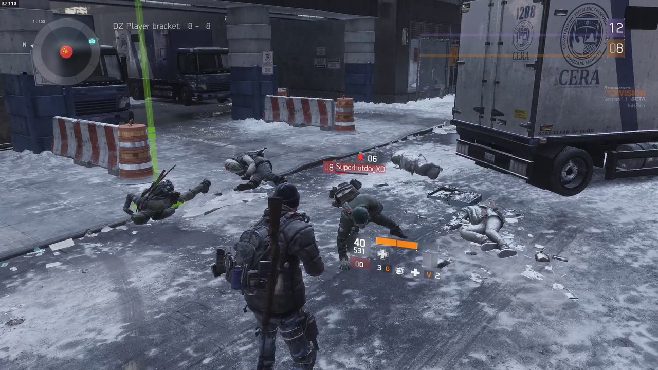 3 gamins essaient de prendre en embuscade un gamer aguerrit! Pas de chance...