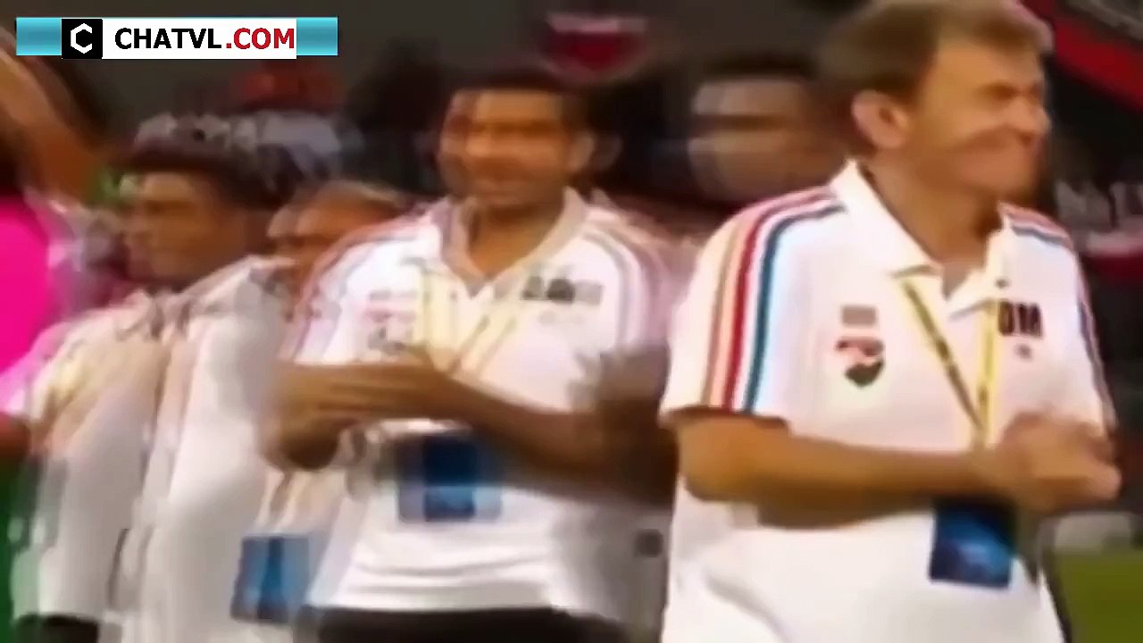 Những pha bóng ghi bàn hài hước nhất thế giới hài vô đối