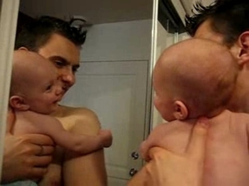 Qui est ce bebe dans le mirroir???