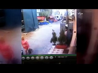 Kapkaç anı güvenlik kamerasında