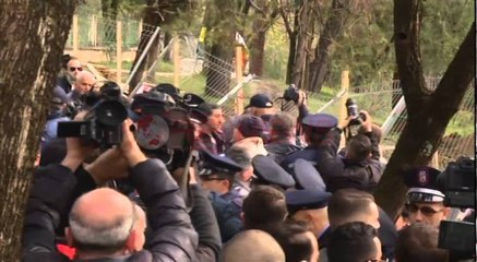 Momenti kur protestuesit shembin gardhin rrethues tek Liqeni Artificial