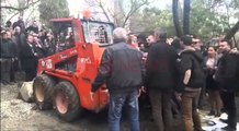 Momenti kur protestuesit tentojnë të rrëzojnë traktorin - Ora News- Lajmi i fundit-