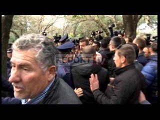 Report TV - PD drejton protestën, thyhet rrethimi i hekurt te Parku i Liqenit