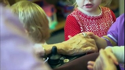 Ils ont mis une école maternelle dans une maison de retraite, ce qu'il s'est passé est génial