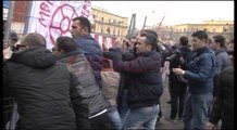 Protestuesit ngrenë gardhin prej metali para bashkisë- Ora News-Lajmi i fundit