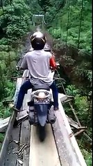 Kamu berani nggak naik motor sambil melewati jembatan reot ini?