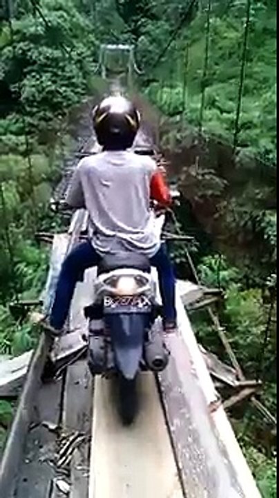 Kamu berani nggak naik motor sambil melewati jembatan reot ini?