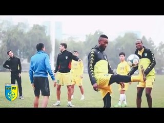 Thầy trò HLV Phan Thanh Hùng "sưởi ấm" sân tập | T&T