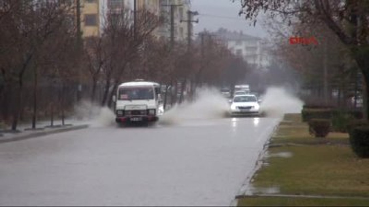 Elazığ'da Sağanak Yağmur, Hayatı Felç Etti