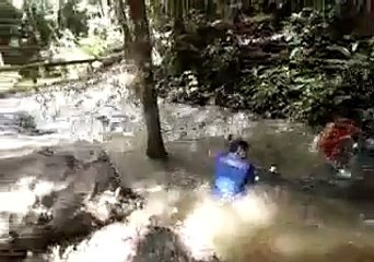 Ikan-ikan ini malahan menghampiri pemancing ikan