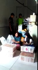 Saking biasanya kerja orang ini jadi udah cepet banget tangannya