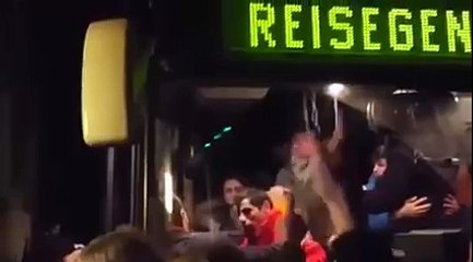 Download Video: Allemagne : des manifestants hostiles s'en prennent à un bus de réfugiés