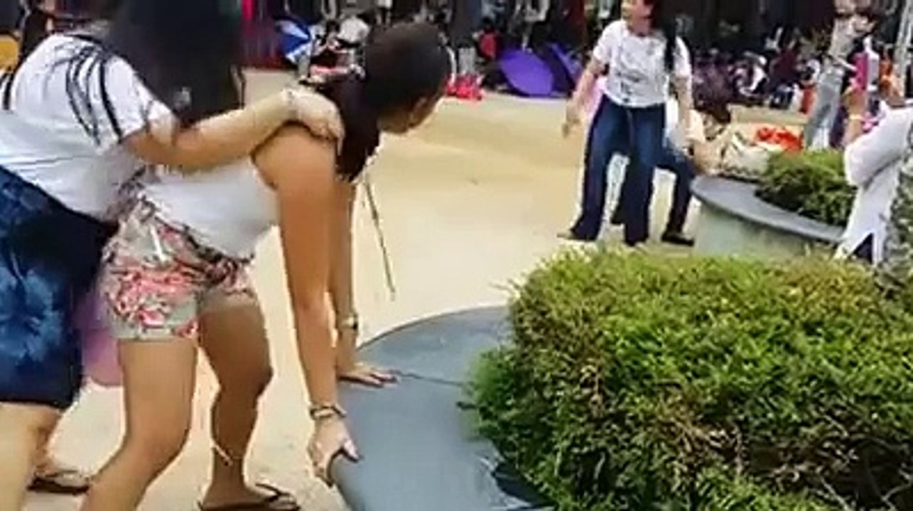 Filipina Women playing balloon popping game, HAHAHA! - Pinoy very funny video_(640x360)
