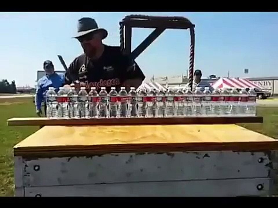 Очень острый нож и 22 бутылки (Vine Video)