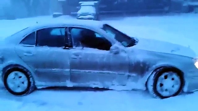 Мерседес Е класса дрифт в снегу Супер машина смотреть всем