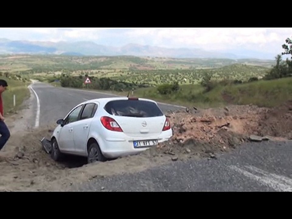 PKK'lılar, bu defa da kepçeyle hendek kazarak yol 'kesti'