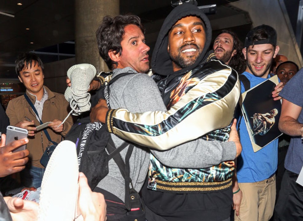 Kanye West breaks up a paparazzi fight with a hug
