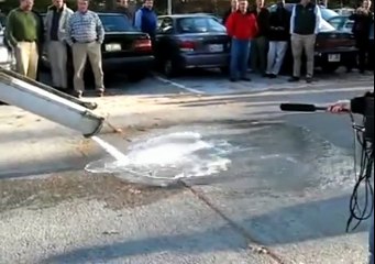 Гравитационная аномалия. Вода почти не разливается